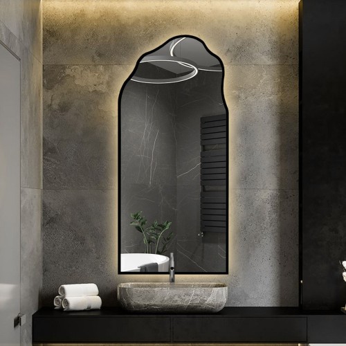 Halbovales Spiegel mit organischer Form in einem...