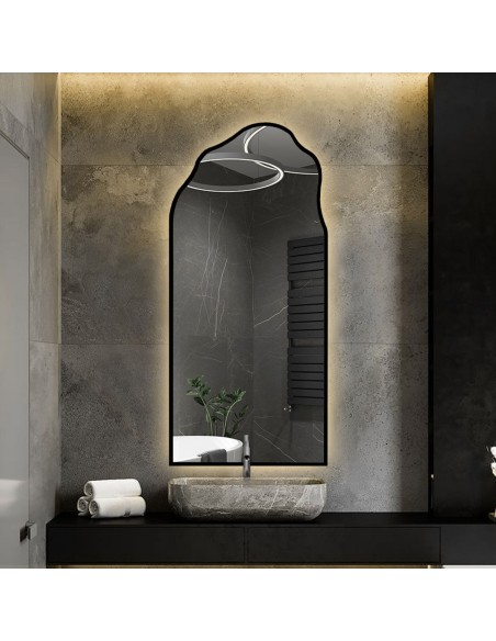 Halbovales Spiegel mit organischer Form in einem beleuchteten Rahmen - AURO IM LED-RAHMEN 1