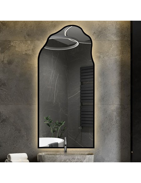 Halbovales Spiegel mit organischer Form in einem beleuchteten Rahmen - AURO IM LED-RAHMEN 1