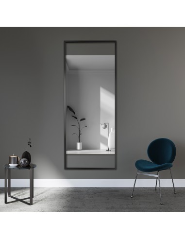 Spiegel mit schwarzem Rahmen mit je Freiraum...