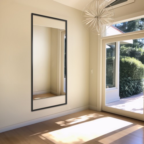 Spiegel mit schwarzem Rahmen mit je Freiraum oben und...