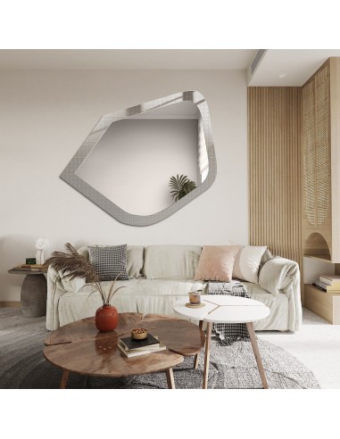 Dekorativer Spiegel auf ornamentiertem Glas...