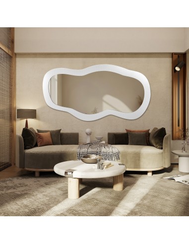 Dekorativer Spiegel auf ornamentiertem Glas...