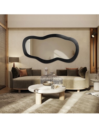 Dekorativer Spiegel auf ornamentiertem Glas...