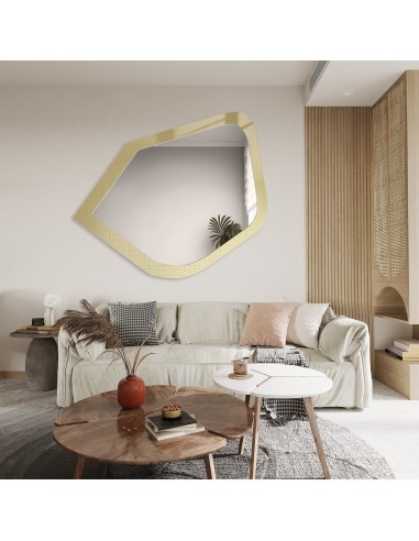 Dekorativer Spiegel auf ornamentiertem Glas...