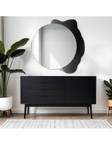 Dekorativer runder Spiegel auf schwarzem Fleck...