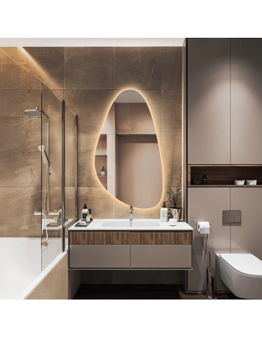 Spiegel in unregelmäßiger Form mit Beleuchtung...