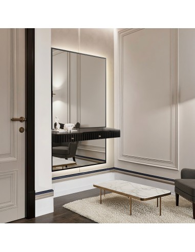 Spiegel in schwarzem Rahmen für den...