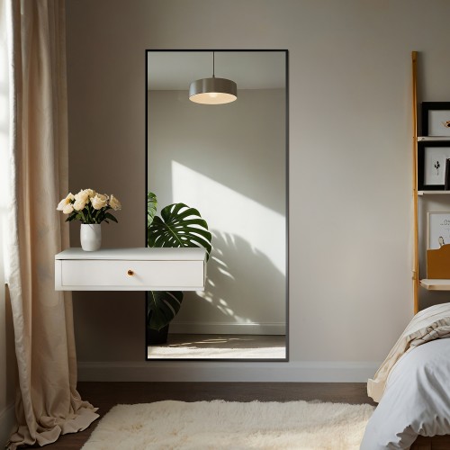 Moderner großer Spiegel in einem Holzrahmen mit...