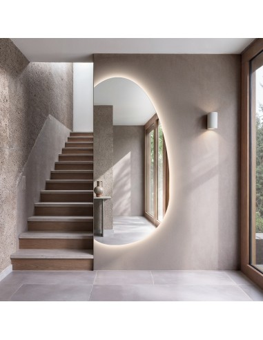 Spiegel in organischer Form mit LED-Beleuchtung...