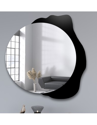 Dekorativer runder Spiegel auf schwarzem Fleck...