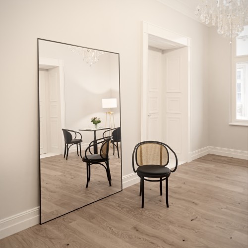 Rechteckiger Spiegel mit minimalistischem schwarzem...