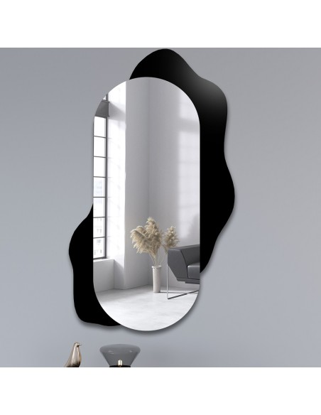 Dekorativer ovaler Spiegel auf schwarzem Fleck - KLEKS