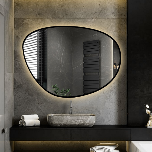 Unregelmäßig geformter Spiegel in einem Rahmen mit...