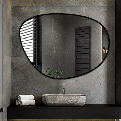 Unregelmäßig geformter Spiegel in einem Rahmen - AGAT IM...