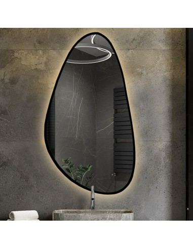 Spiegel in unregelmäßiger Form im Rahmen mit...