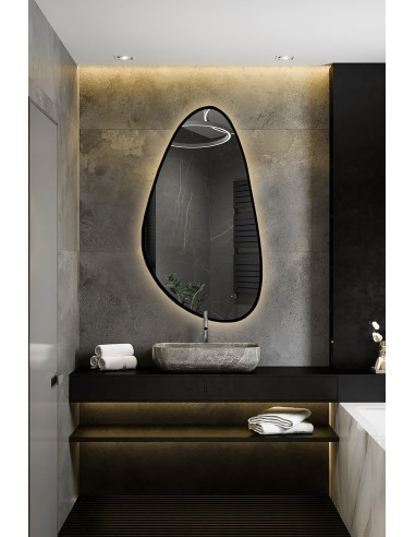 Spiegel in unregelmäßiger Form im Rahmen mit...