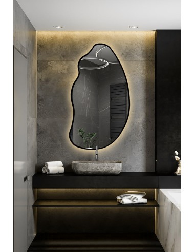 Spiegel in organischer Form im Rahmen mit...