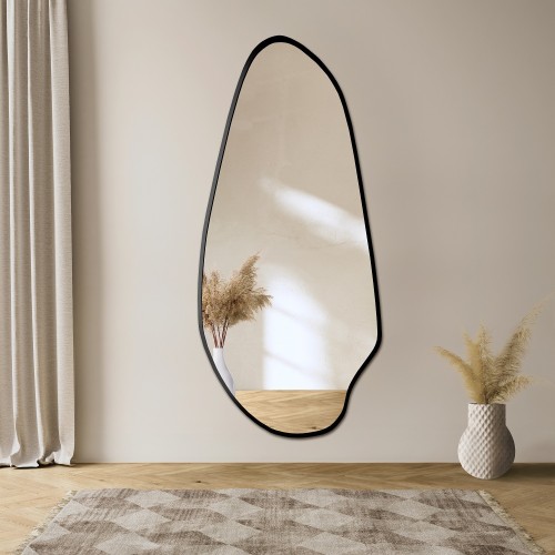 Ein Spiegel mit unregelmäßiger Form in einem MDF-Rahmen -...