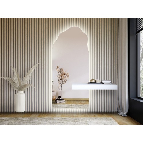 Spiegel in unregelmäßiger Form mit Ausschnitt für einen...