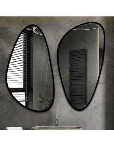 Satz von zwei unregelmäßigen Spiegeln im Rahmen...