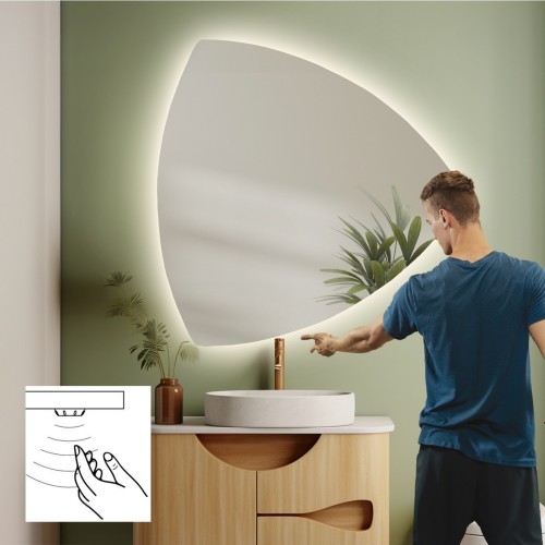 Badezimmerspiegel in unregelmäßiger Form mit...