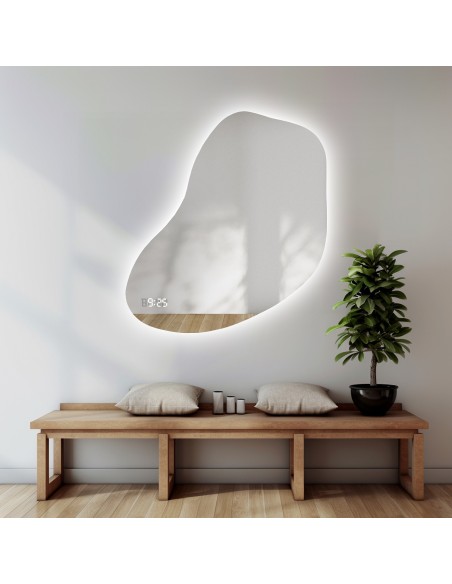 Badezimmerspiegel in unregelmäßiger Form mit Digitaluhr und Temperatursensor - KWARC LED PREMIUM