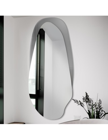 Dekorativer Spiegel auf graphitfarbenem Antisol...