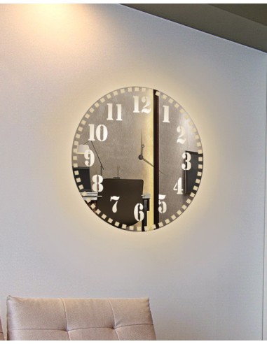 Spiegel-Wanduhr mit LED-Beleuchtung